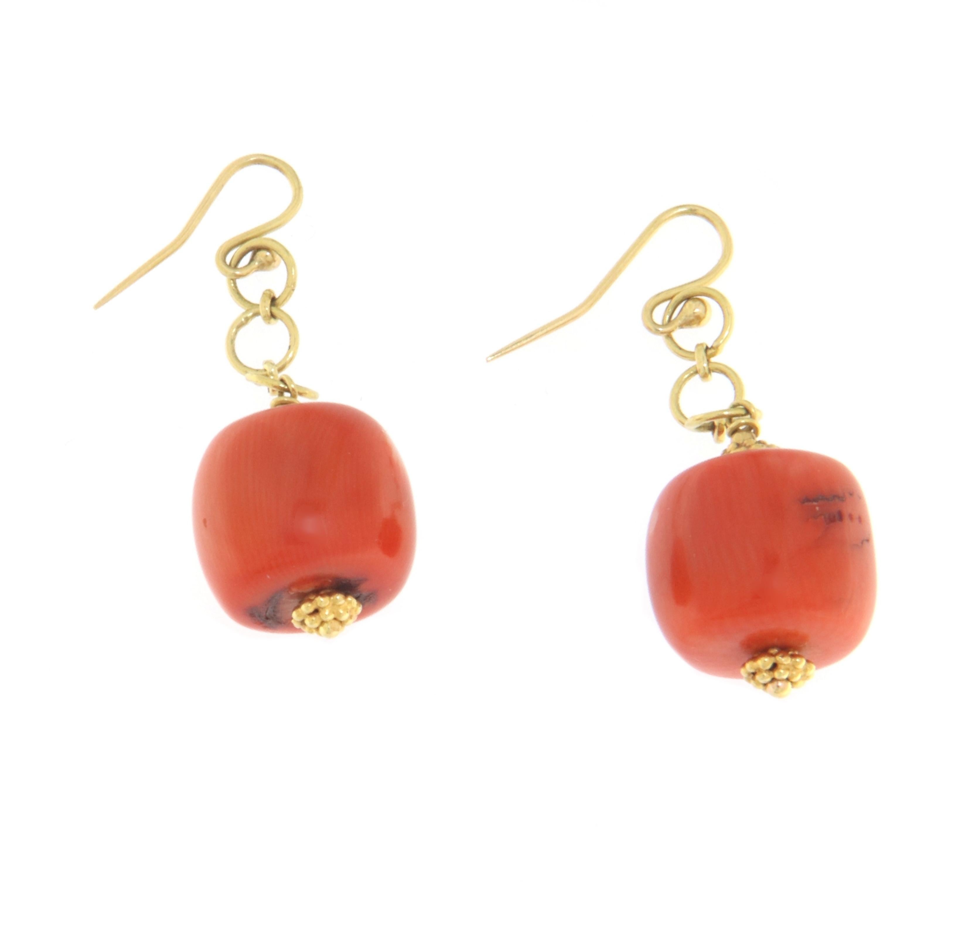 Pendientes de gota de coral de oro amarillo de 18 quilates Artesano en venta