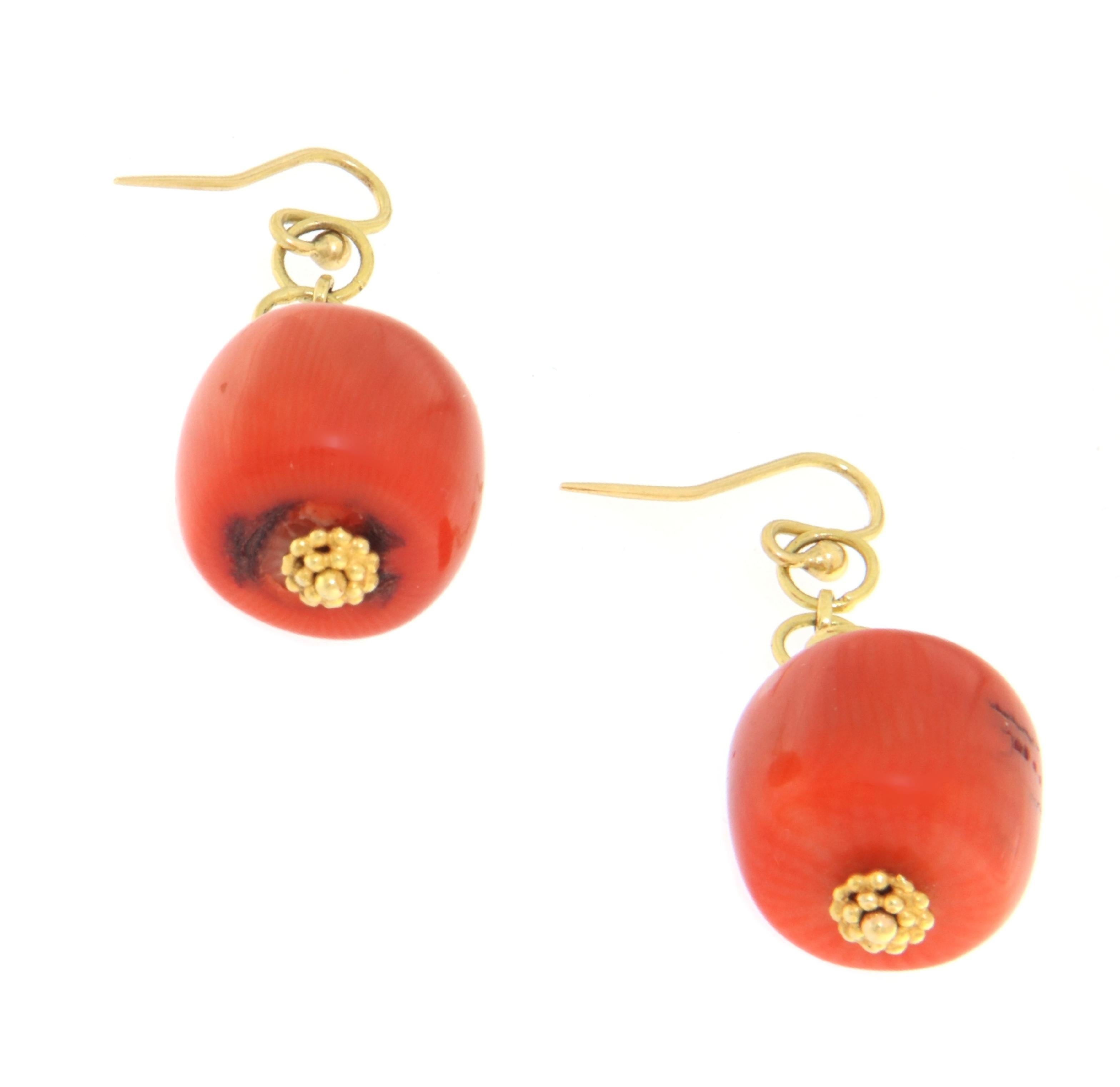 Pendientes de gota de coral de oro amarillo de 18 quilates Corte redondo en venta