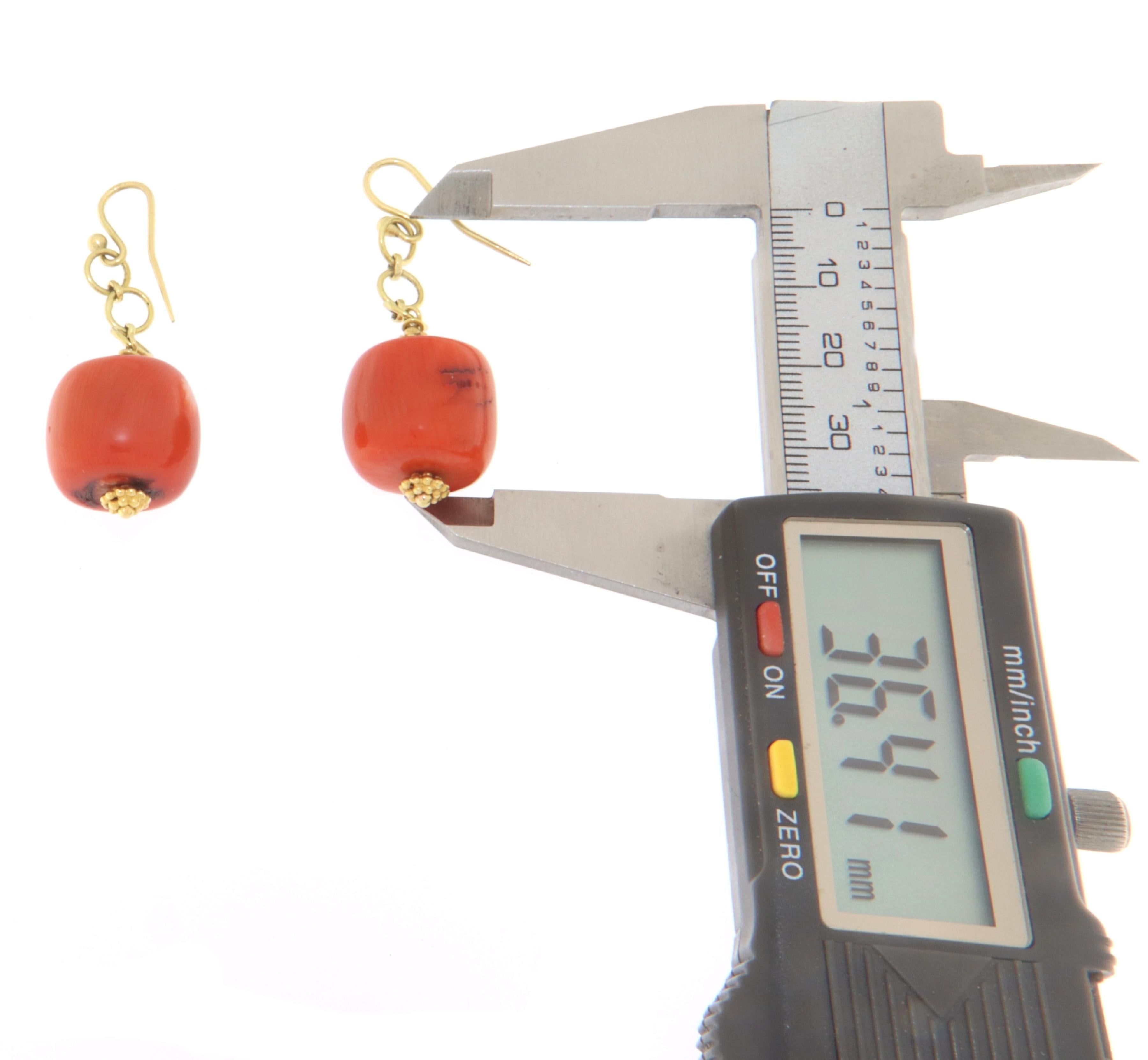 Femenino o masculino Pendientes de gota de coral de oro amarillo de 18 quilates en venta