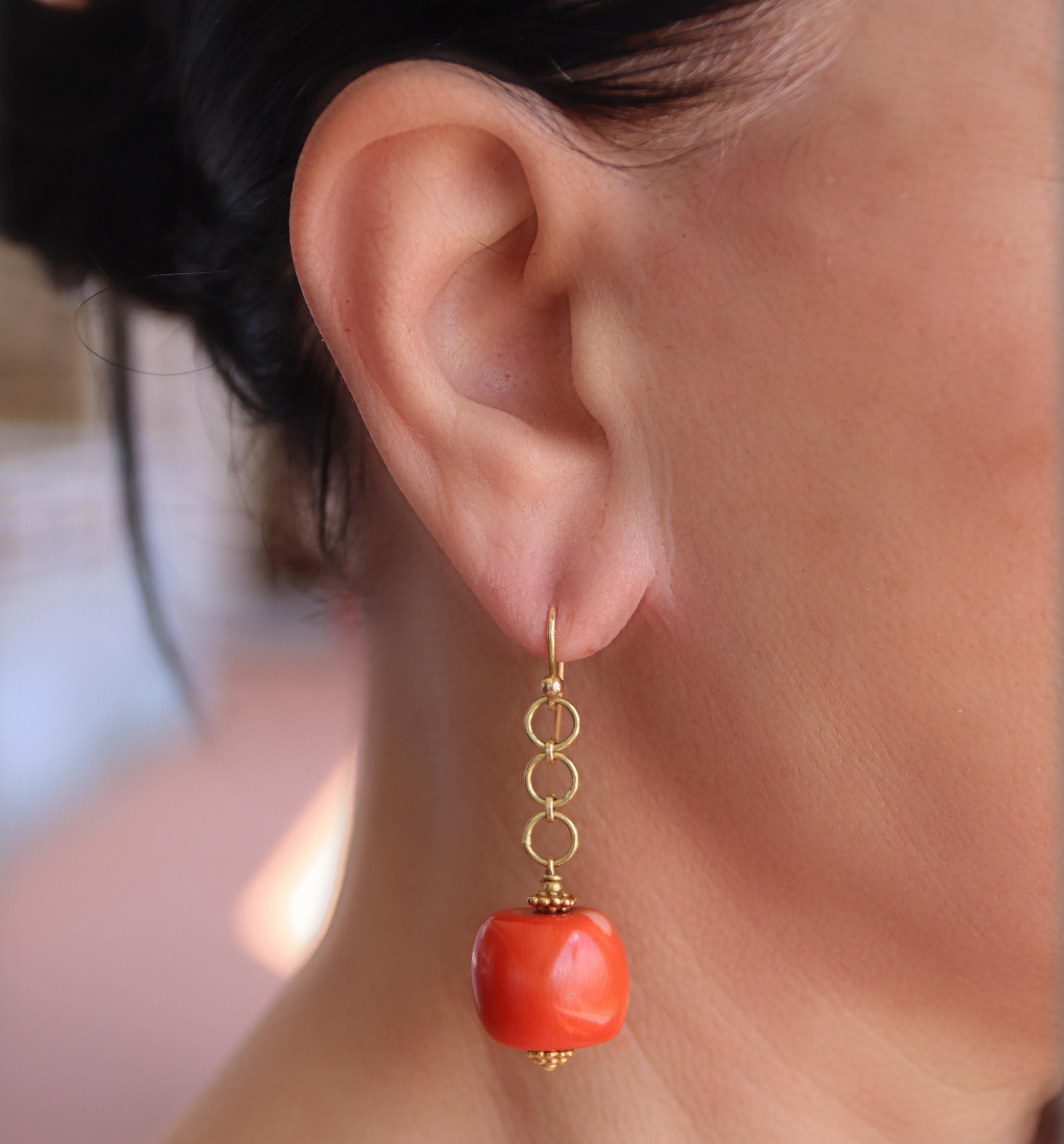 Pendientes de gota de coral de oro amarillo de 18 quilates en venta 1