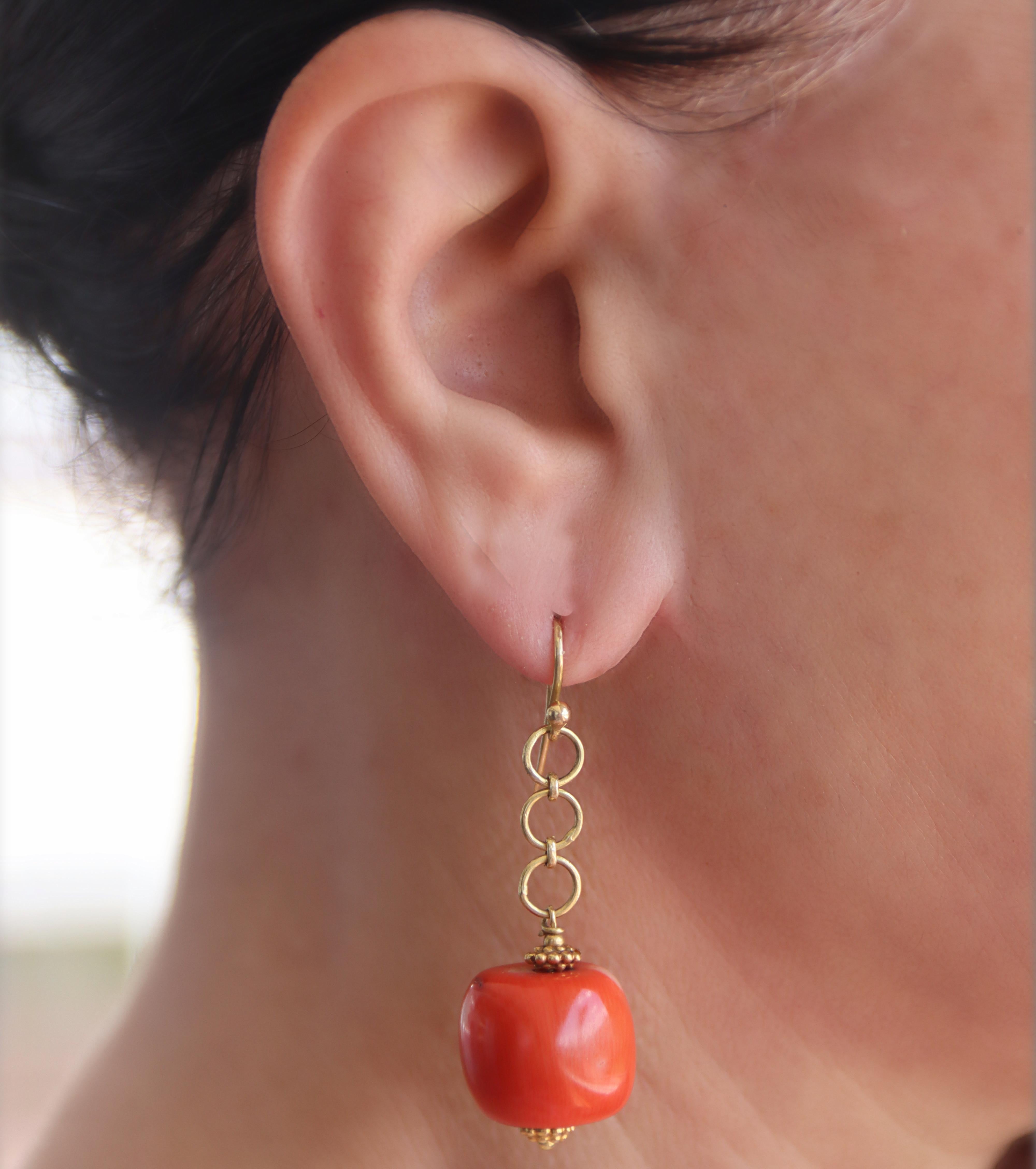Pendientes de gota de coral de oro amarillo de 18 quilates en venta 2