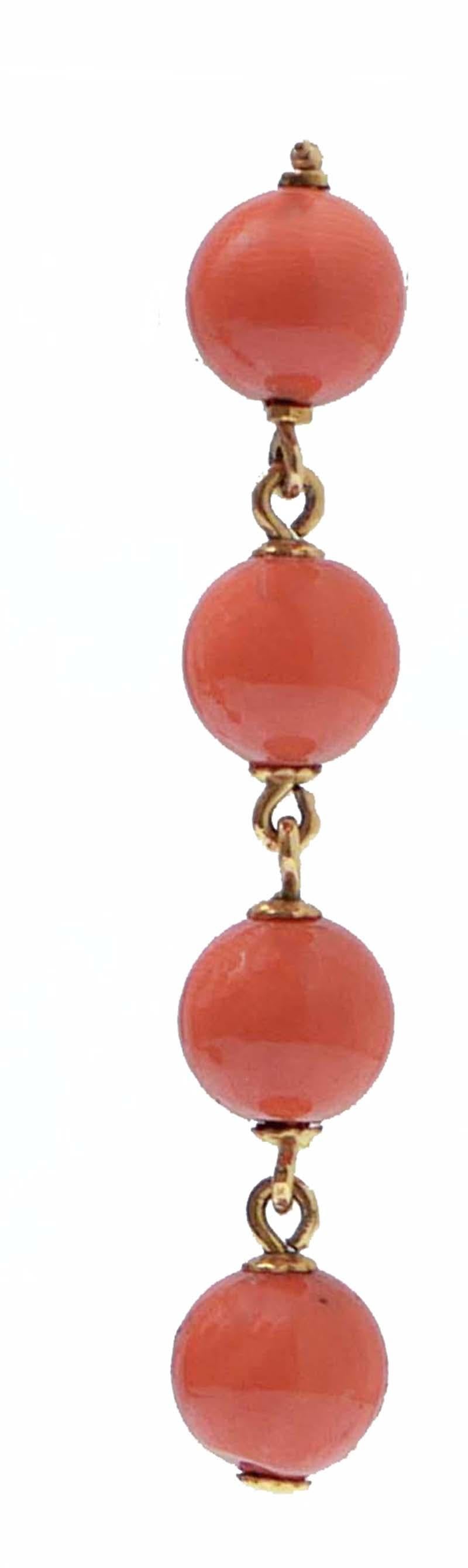 Retrò-Ohrringe aus 18-karätigem Gelbgold, montiert mit Korallenkugeln.
Diese Ohrringe wurden von italienischen Goldschmiedemeistern vollständig von Hand gefertigt und befinden sich in perfektem Zustand.
Gesamtgewicht 8.30 gr
RF  +EAA

Für alle