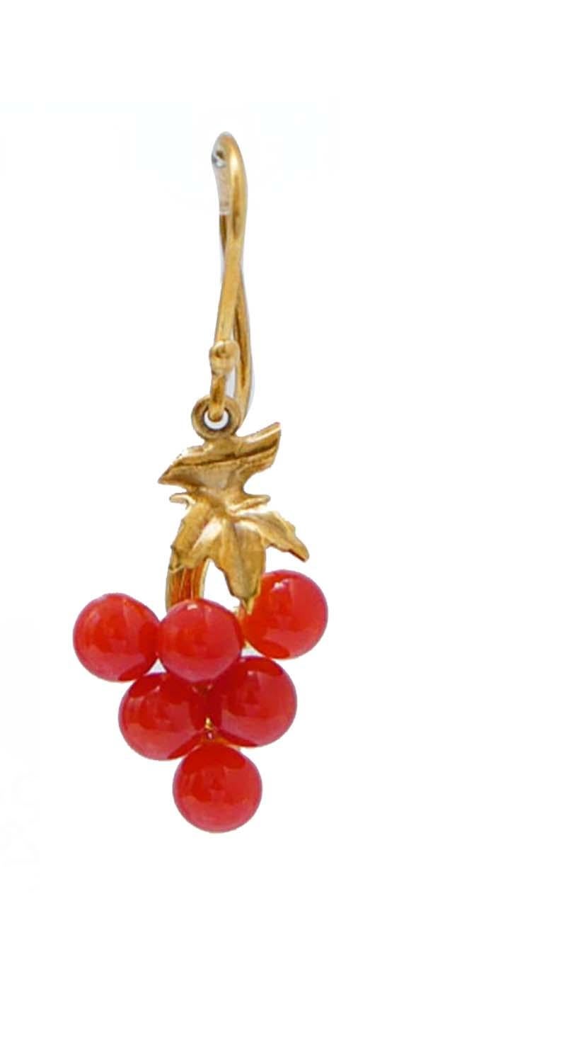 Orecchini fashion a forma di grappolo d'uva con struttura in oro giallo 18 kt e corallo.
Questi orecchini sono stati realizzati totalmente a mano da maestri orafi italiani e sono in perfette condizioni.
Corallo 1.20 gr
Peso totale 3.60 gr
RF  