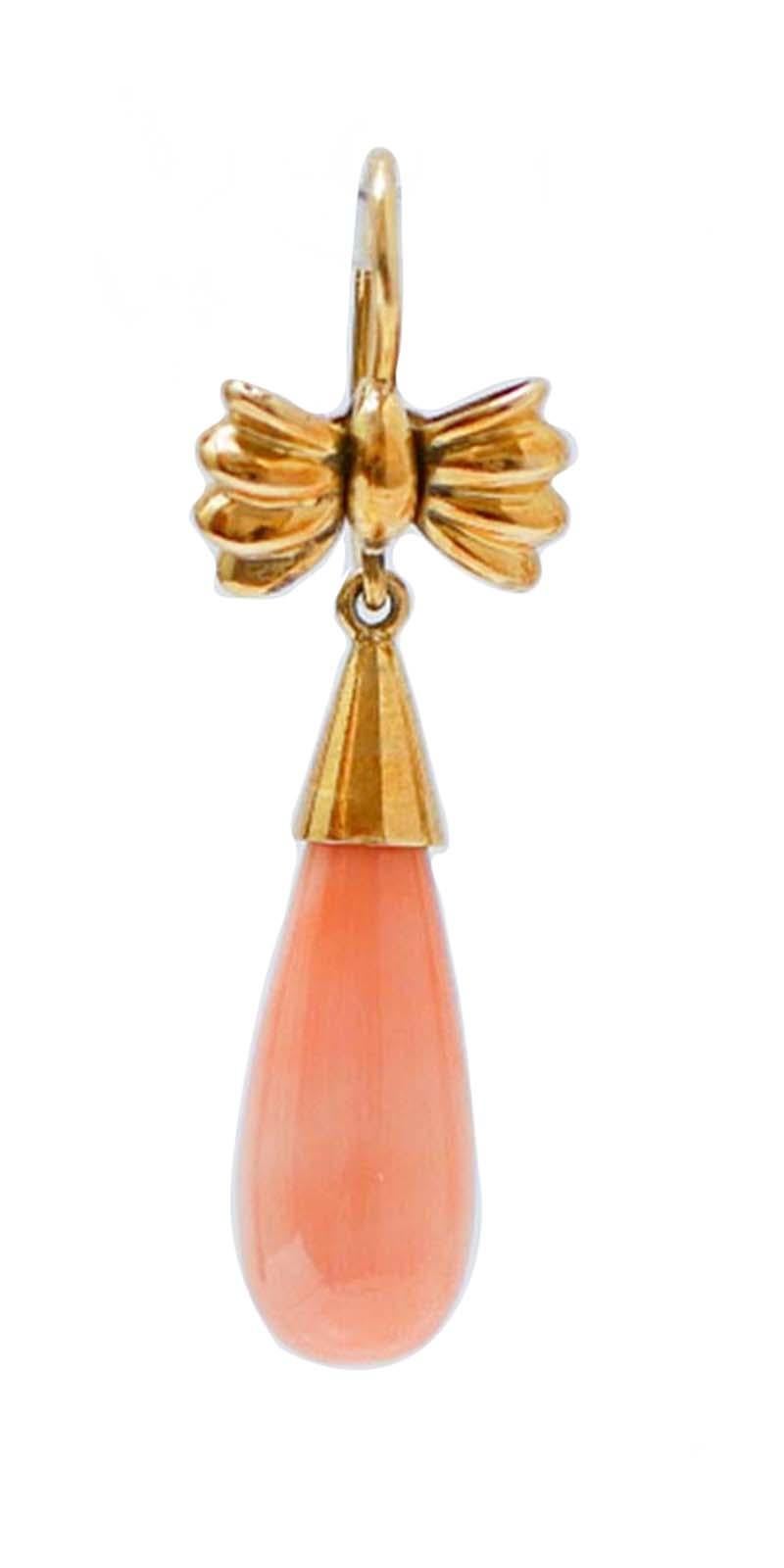 Fantastic bow earrings in 18 kt yellow gold structure mounted with a drop coral.
These earrings were totally handmade by Italian master goldsmiths and they are in perfect conditions.
Coral 3.10 gr
Total Weight 6.40 gr
RF  +GUIH
K.AUGA,IR

For any