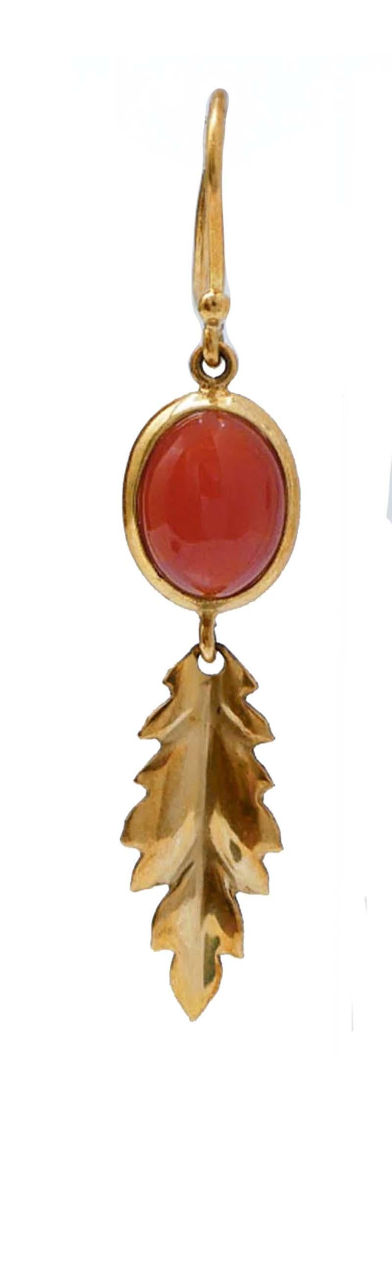 Orecchini di moda con struttura in oro giallo 18 kt montata con un corallo nella parte superiore e, sotto, una foglia d'oro.
Questi orecchini sono stati realizzati totalmente a mano da maestri orafi italiani e sono in perfette condizioni.
Corallo
