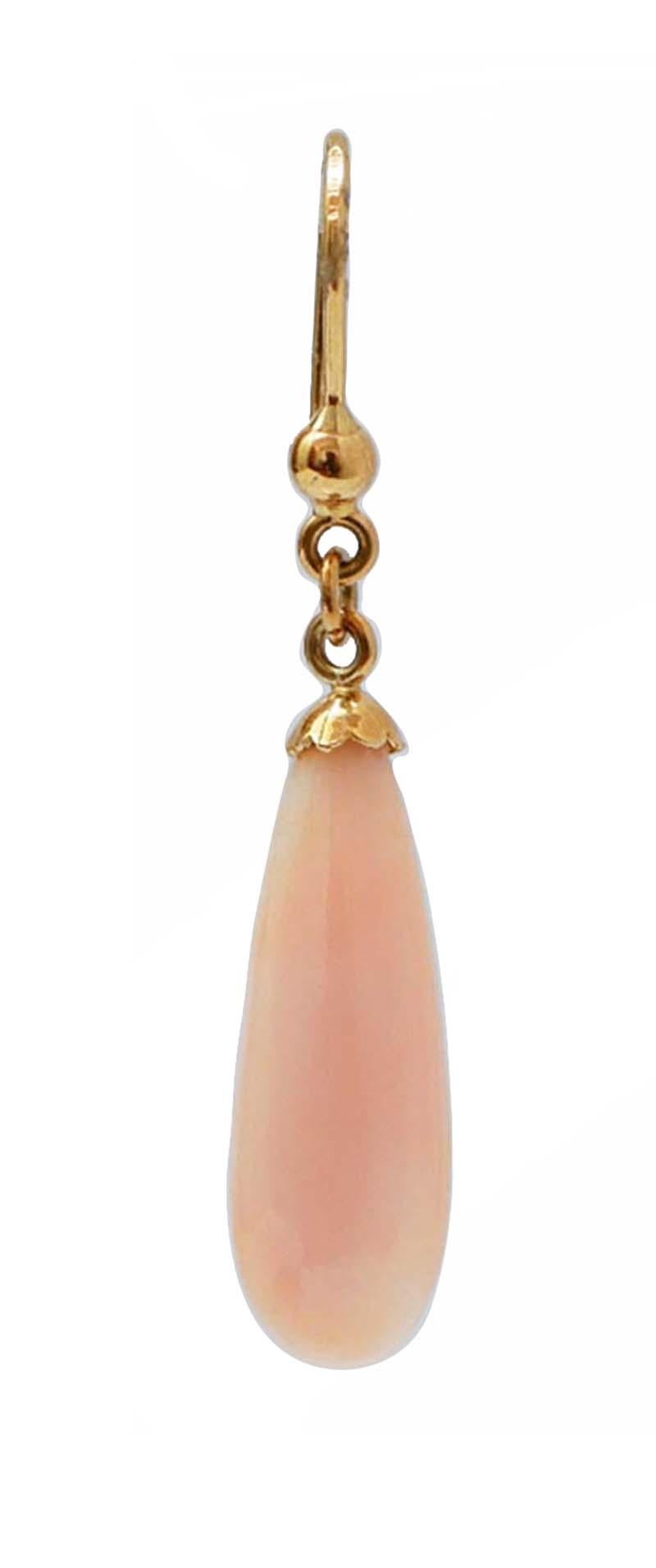 Orecchini pendenti con struttura in oro giallo 18 kt montati con un corallo a goccia.
Questi orecchini sono stati realizzati totalmente a mano da maestri orafi italiani e sono in perfette condizioni.
Corallo 2.60 gr
Peso totale 4.00 gr
RF 