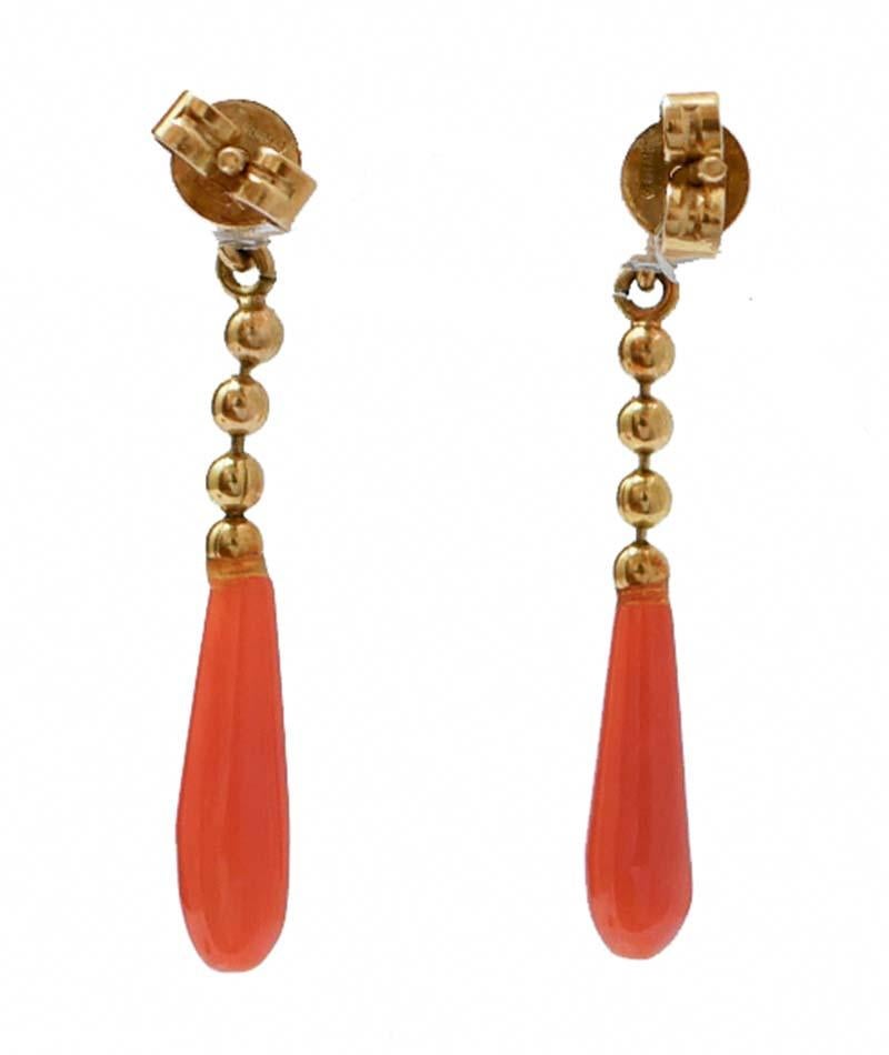 Rétro Boucles d'oreilles en corail et or jaune 18 carats. en vente
