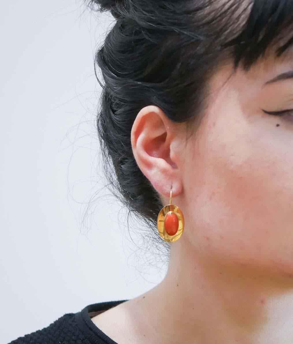 Koralle, Ohrringe aus 18 Karat Gelbgold. (Gemischter Schliff) im Angebot