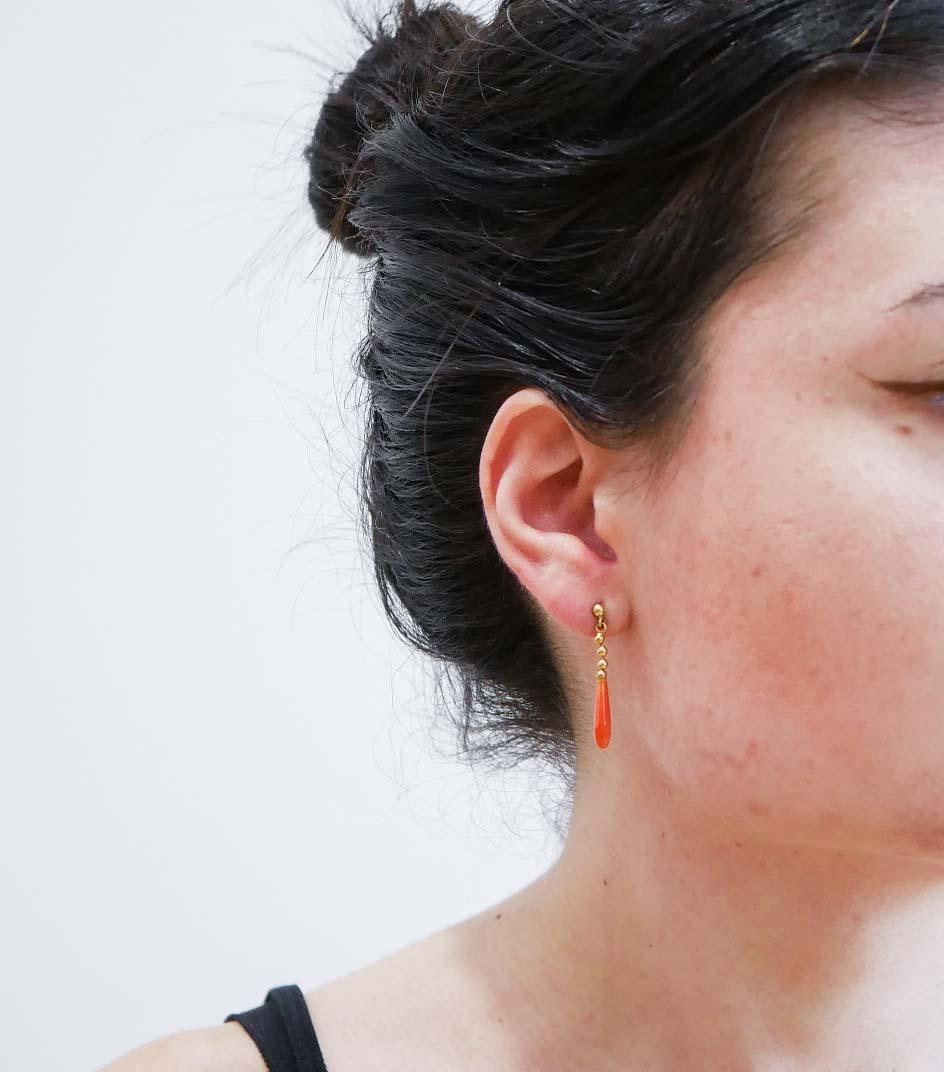 Taille mixte Boucles d'oreilles en corail et or jaune 18 carats. en vente
