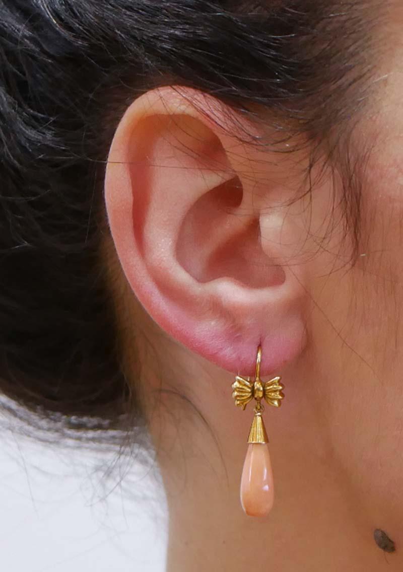 Coral, 18 Karat Yellow Gold Earrings. In Good Condition For Sale In Marcianise, Marcianise (CE)