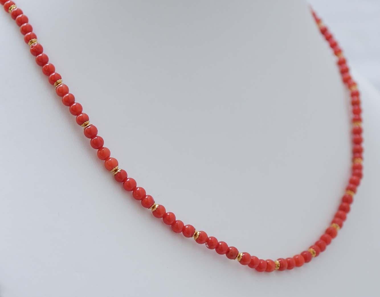Elegant collier monté avec des sphères de corail et, chaque groupe de quatre coraux est alterné avec une petite structure en or jaune 18 kt. En guise de fermoir, une fermeture en or jaune 18 carats.
Ce collier a été entièrement réalisé à la main par