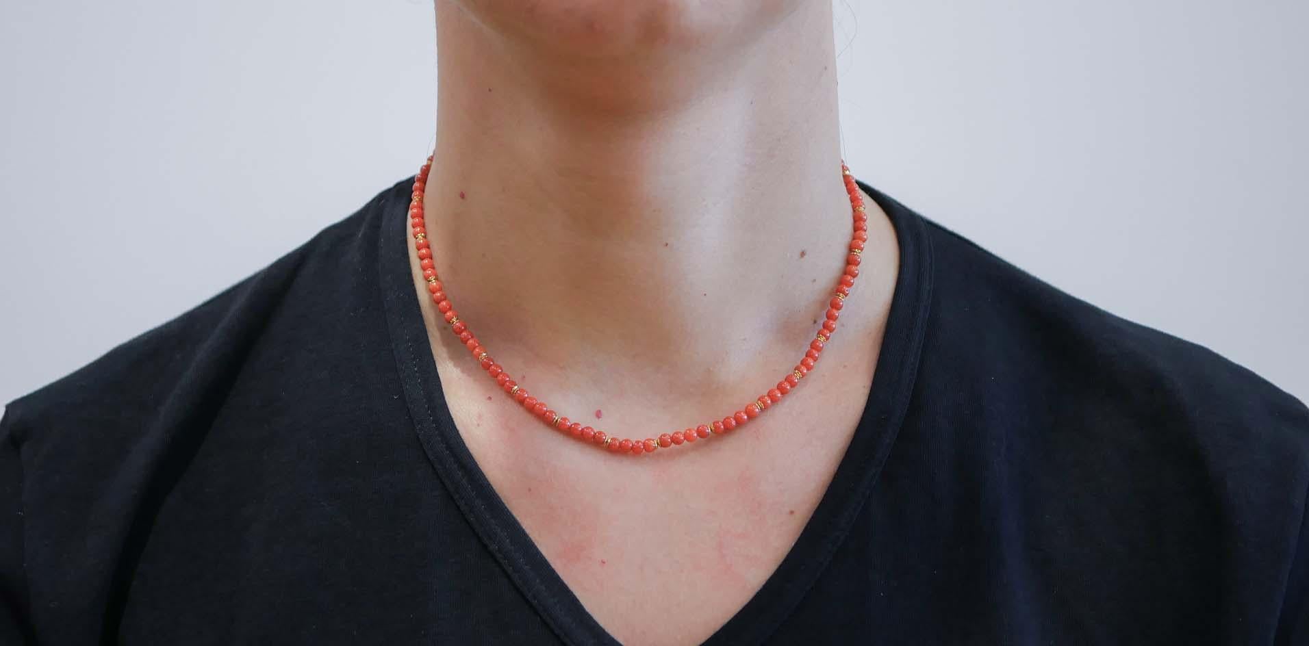 Taille ronde Corail, or jaune 18 carats en vente