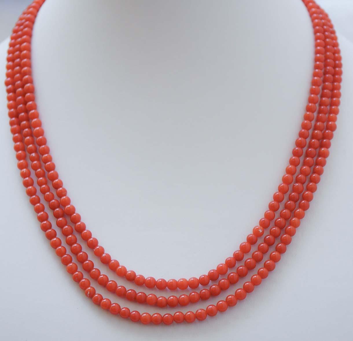 Fantastisches mehrsträngiges Collier mit drei Korallensträngen und einem Verschluss aus 18 kt Gelbgold.
Diese Halskette wurde von italienischen Goldschmiedemeistern in Handarbeit hergestellt und ist in perfektem Zustand.
Koralle 29,50 gr - 4