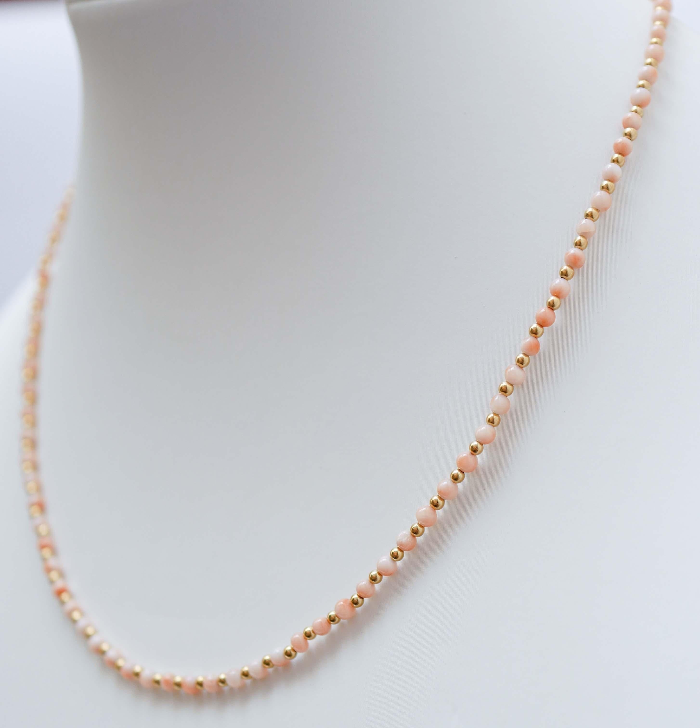 Collier Retrò en or jaune 18 carats structuré avec des sphères de corail.
Ce collier a été entièrement réalisé à la main par des maîtres orfèvres italiens et il est en parfait état.
Corail 2.55 gr
Poids total 3.90 gr
RF  +CGH

Pour toute