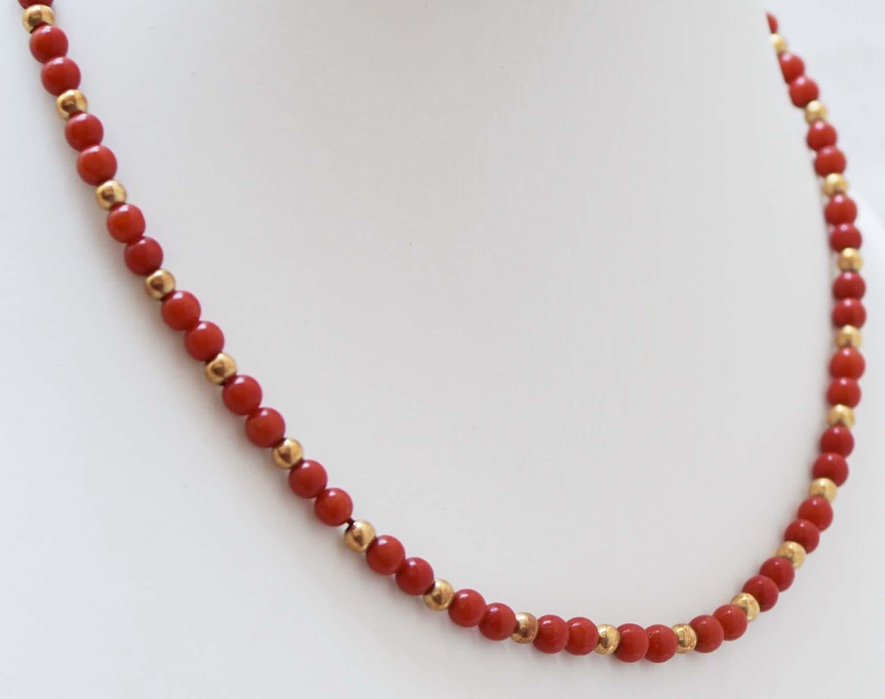 Retrò  Halskette aus 18 kt Gelbgold Strukturen  und Korallen.
Diese Halskette wurde von italienischen Goldschmiedemeistern in Handarbeit hergestellt und ist in perfektem Zustand.
Koralle 7.48 gr
Gesamtgewicht 9.98 gr
RF +REE
Länge von 92 cm auf