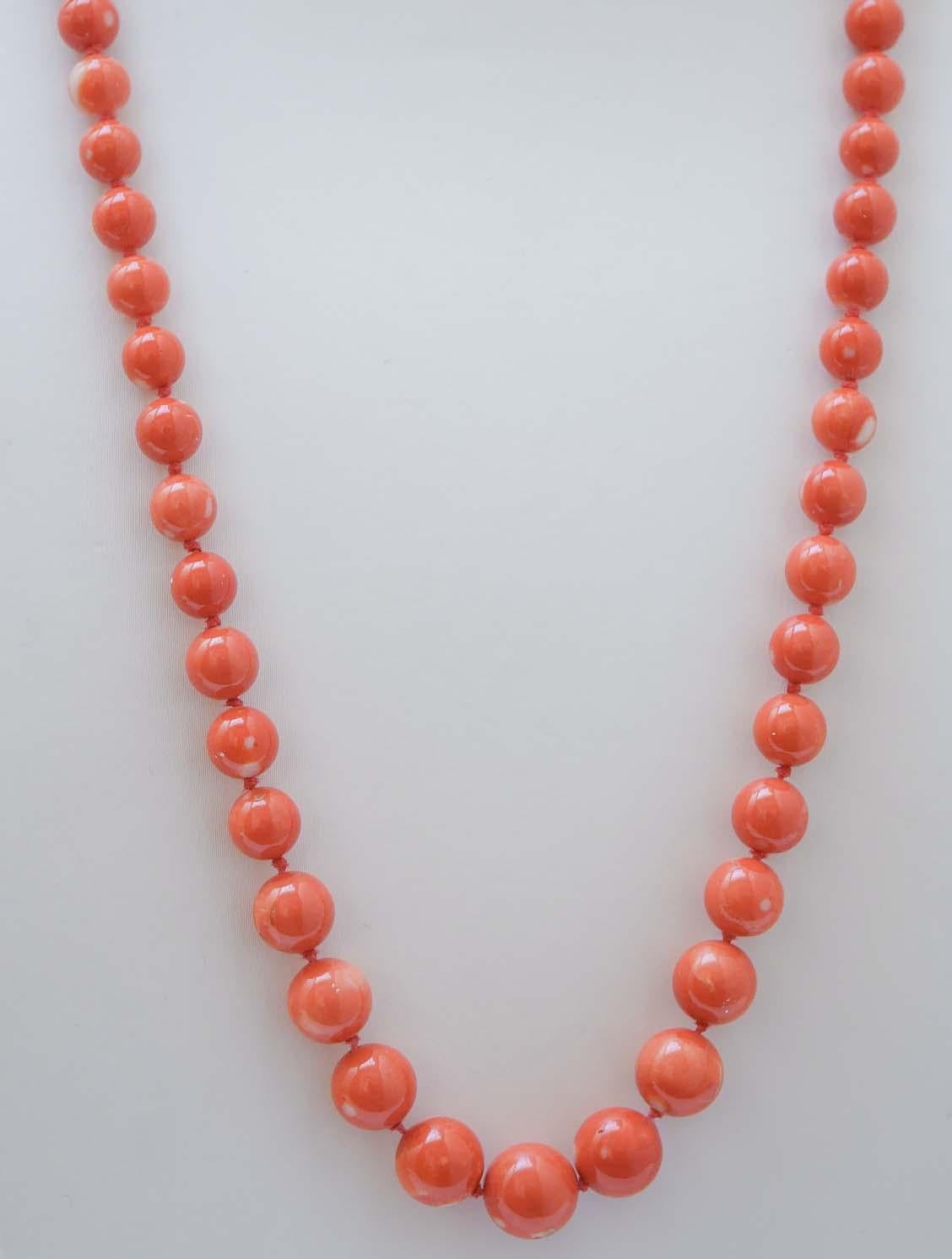 Beautiful necklace mounted with spheres of coral and a clasp in 18 kt yellow gold.
This necklace was totally handmade by Italian master goldsmiths and it is in perfect conditions.
Coral 59.20 gr - from 7 mm to 12 mm
Total Weight 60.50 gr
RF  