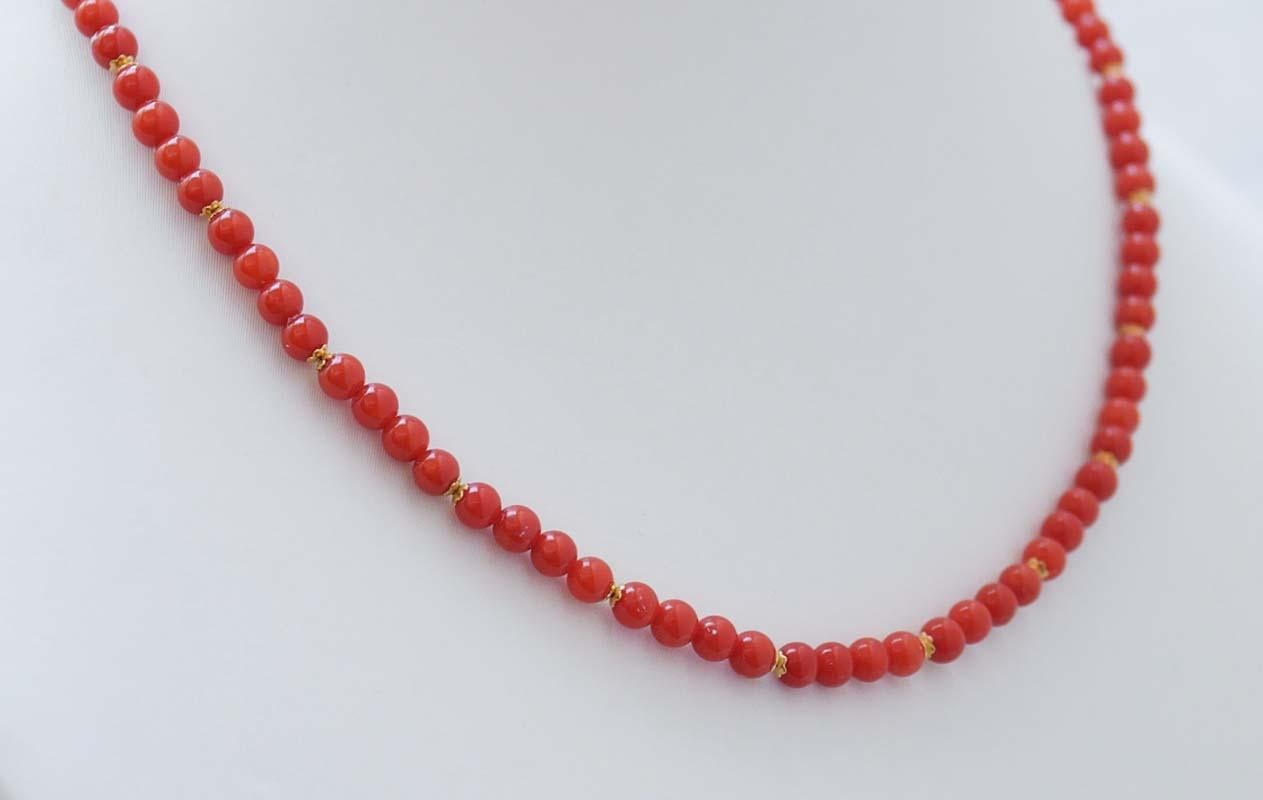 Retrò necklace mounted with spheres of coral and, for every four spheres, a little structure in 18 kt yellow gold.
This necklace was totally handmade by Italian master goldsmiths and it is in perfect conditions.
Coral 9.70 gr - 4 mm
Total Weight