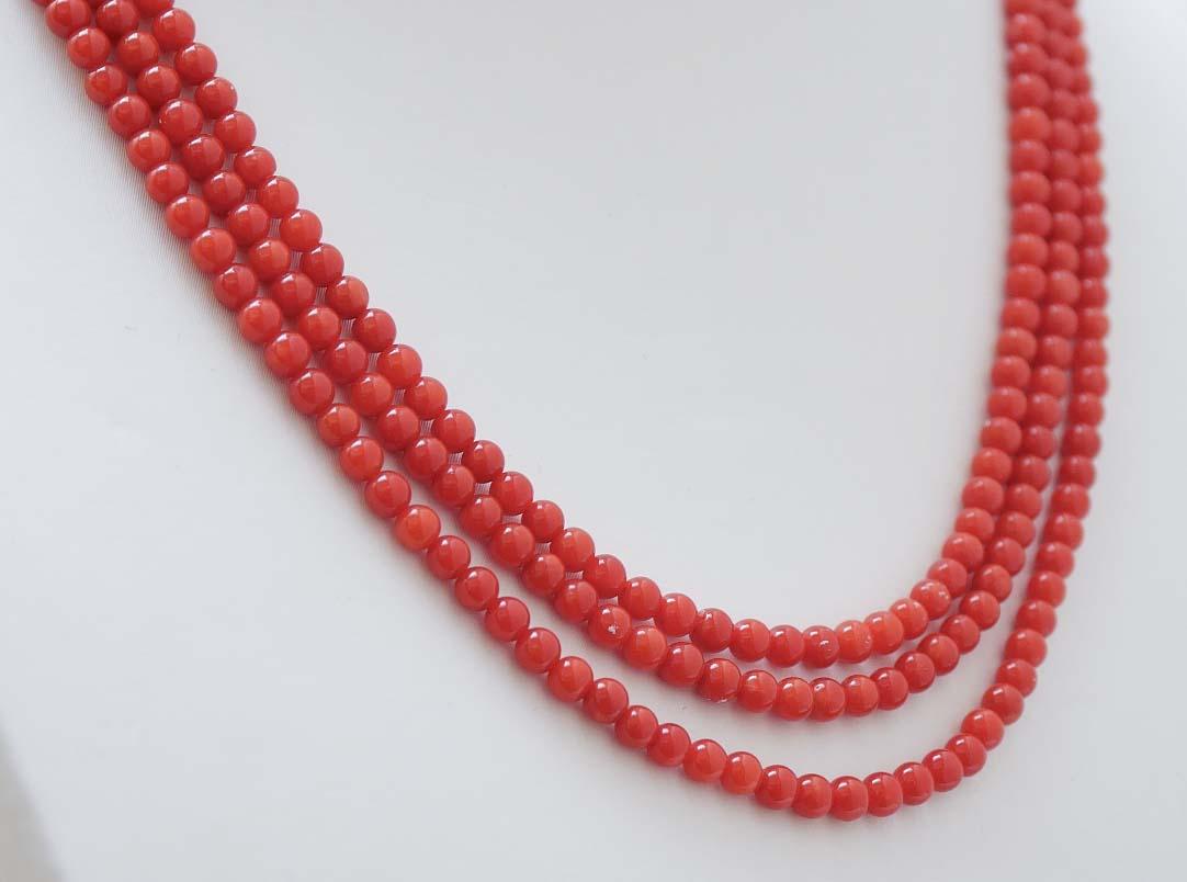 Retrò necklace mounted with three strands of coral and a clasp in 18 kt yellow gold.
This necklace was totally handmade by Italian master goldsmiths and it is in perfect conditions.
Coral 30.50 gr - 4 mm
Total Weight 33.50 gr 
RF 