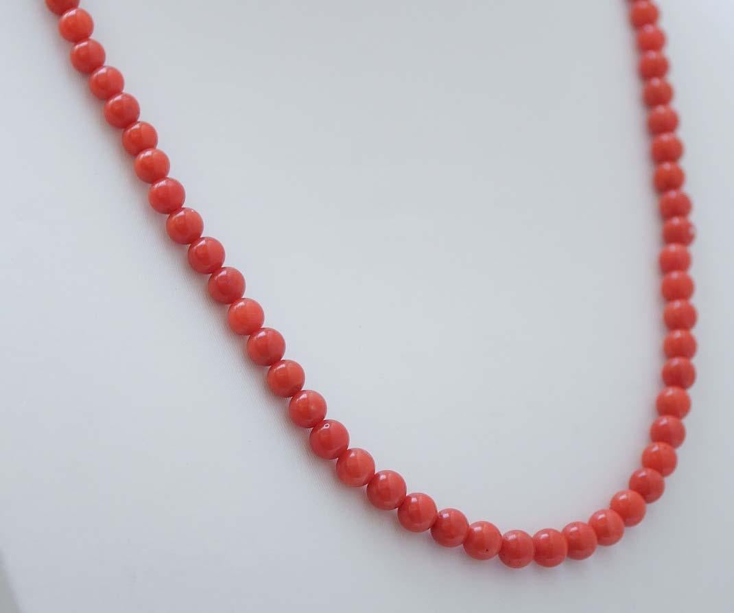 Simple retrò necklace mounted with coral and a clasp in 18 kt yellow gold.
This necklace was totally handmade by Italian master goldsmiths and it is in perfect conditions.
Coral 18.70 gr -  5/6 mm
Total Weight 19 gr
RF  +HFF
RK.AHH80

For any