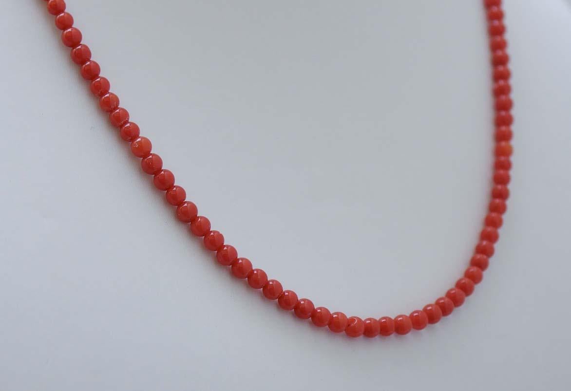 Simple and elegant retrò necklace mounted with spheres of coral and a clasp in 18 kt yellow gold.
This necklace was totally handmade by Italian master goldsmiths and it is in perfect conditions.
Coral 10.00 gr - 4 mm
Total Weight 10.50 gr
RF 