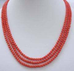 Coral, 18 Karat Yellow Gold Necklace.