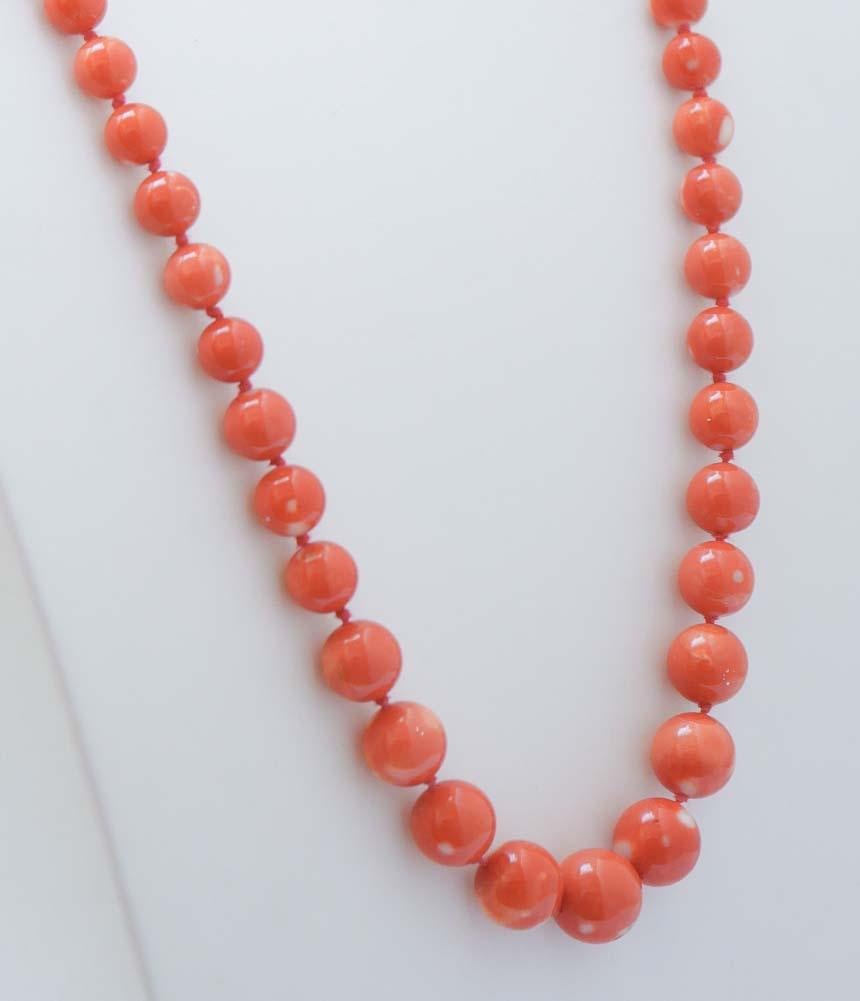 Retro Coral, 18 Karat Yellow Gold Necklace. For Sale