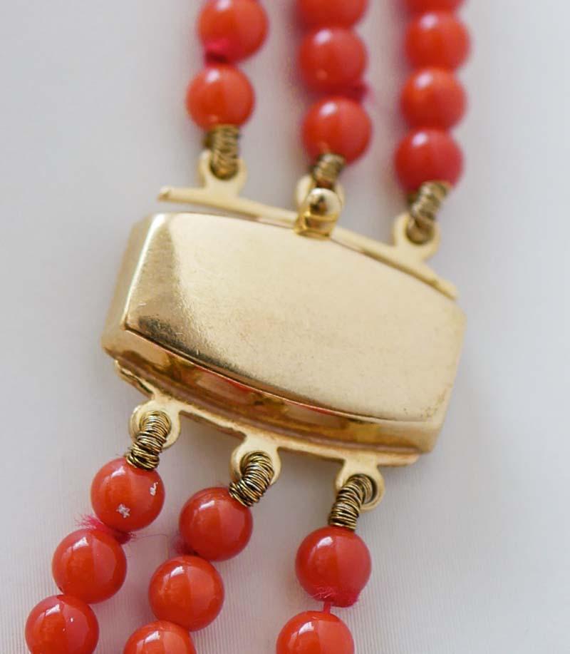 Retro Coral, 18 Karat Yellow Gold Necklace.