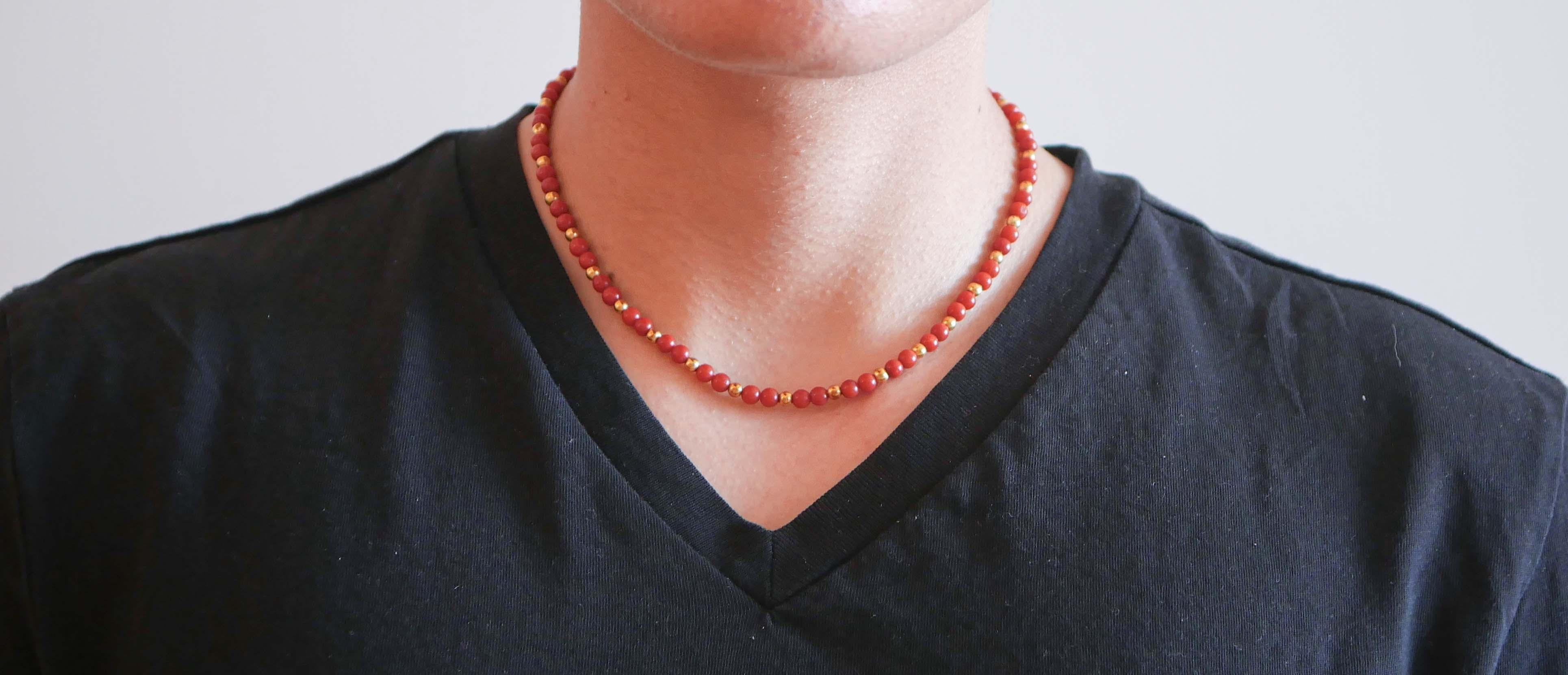 Koralle, Halskette aus 18 Karat Gelbgold. (Rundschliff)