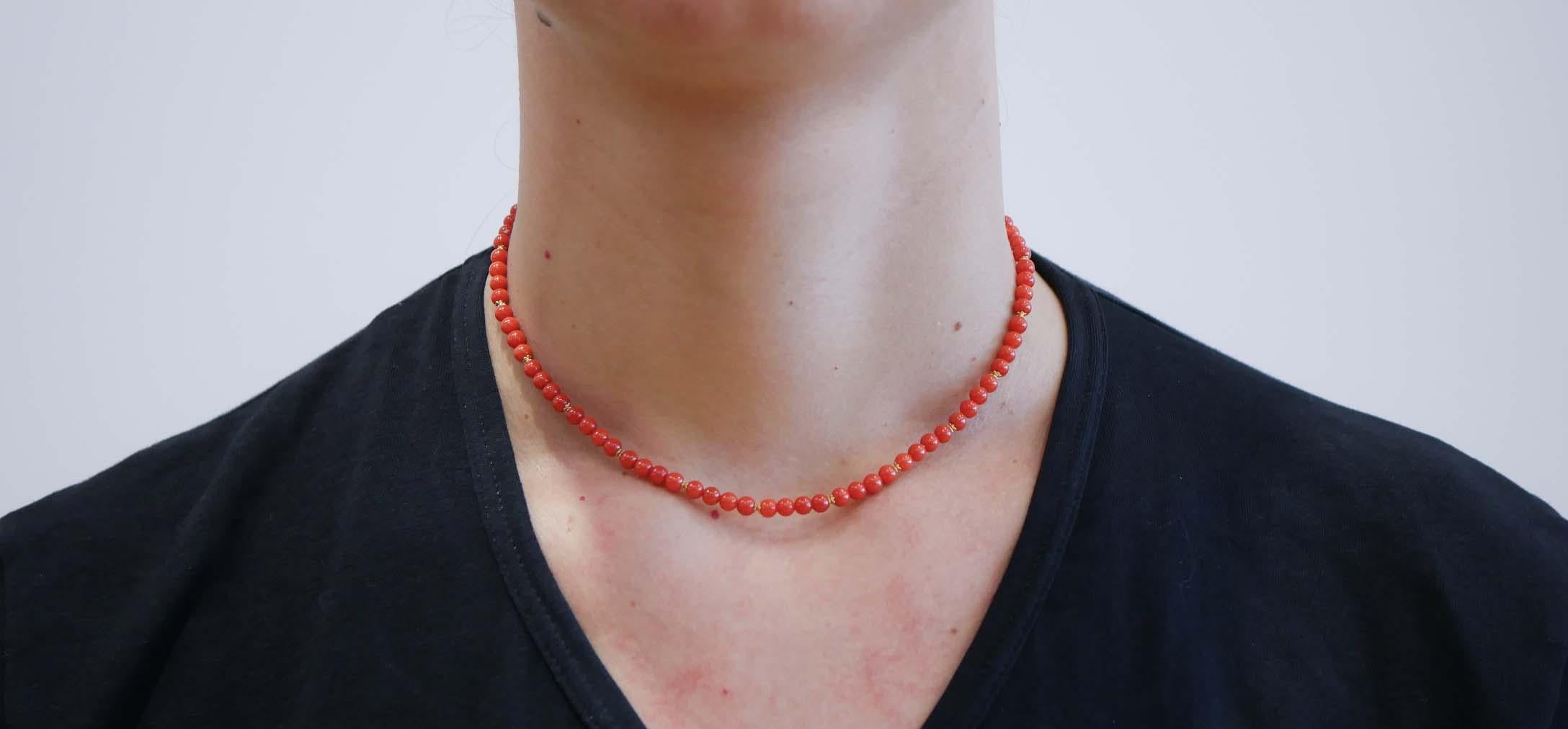 Round Cut Coral, 18 Karat Yellow Gold Necklace. For Sale