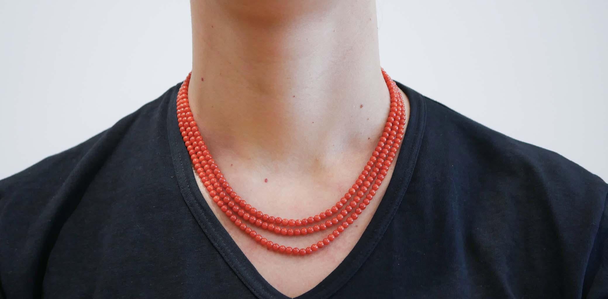 Round Cut Coral, 18 Karat Yellow Gold Necklace.