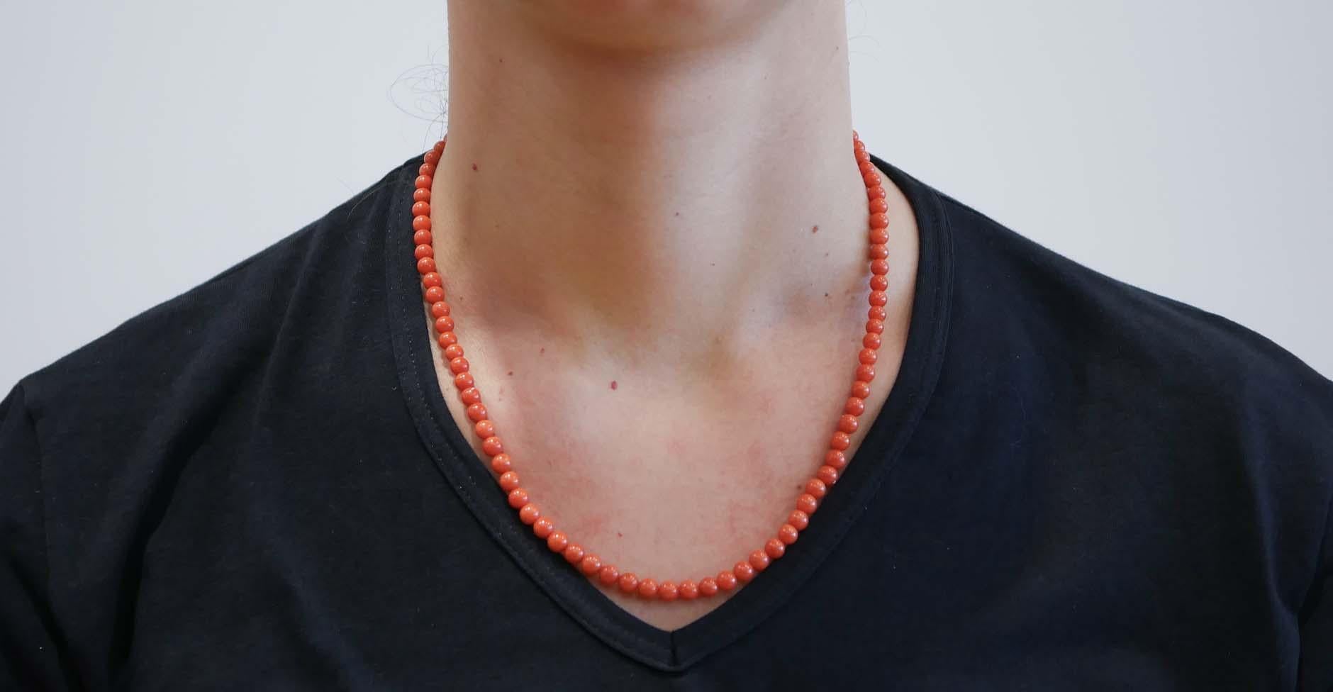 Round Cut Coral, 18 Karat Yellow Gold Necklace. For Sale