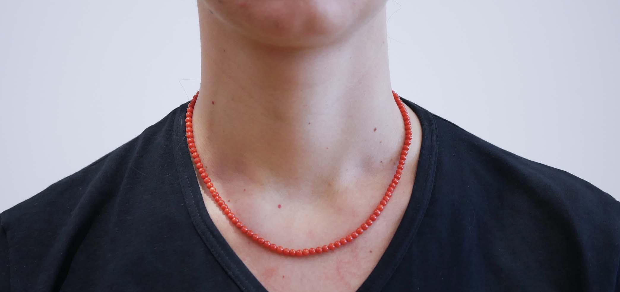 Round Cut Coral, 18 Karat Yellow Gold Necklace. For Sale
