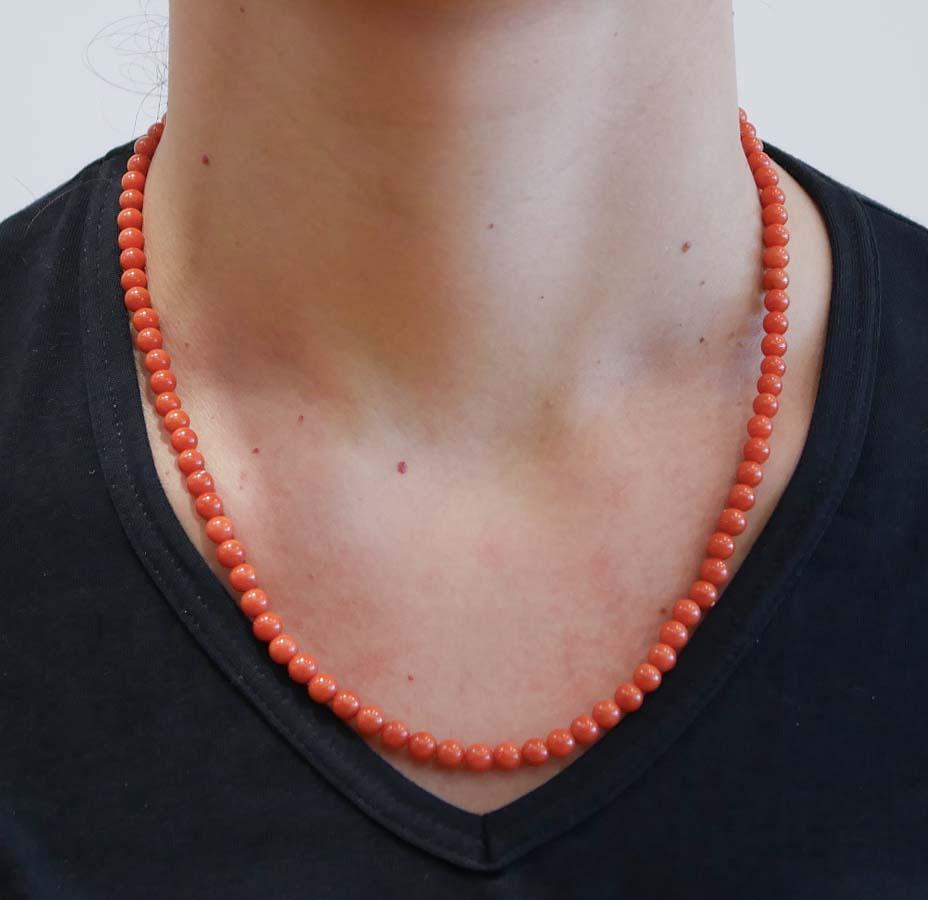 Coral, 18 Karat Yellow Gold Necklace. In Good Condition For Sale In Marcianise, Marcianise (CE)