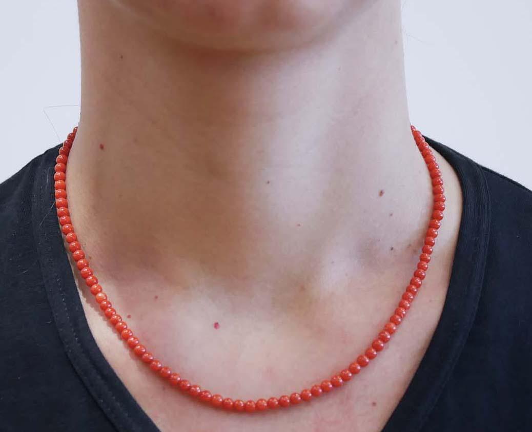 Coral, 18 Karat Yellow Gold Necklace. In Good Condition For Sale In Marcianise, Marcianise (CE)