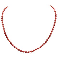 Collier en or jaune 18 carats et corail.