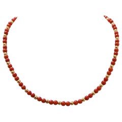 Coral, collar de oro amarillo de 18 quilates.