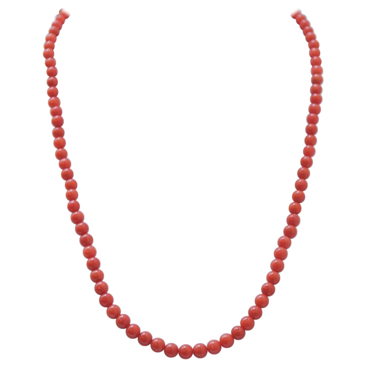 Collier en or jaune 18 carats et corail. en vente