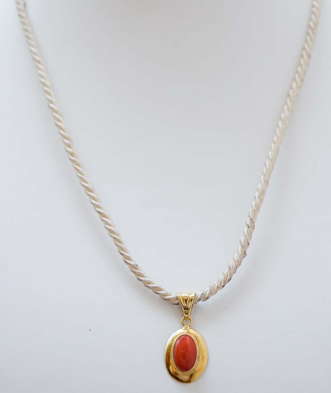 Retrò pendant in 18 kt yellow gold structure mounted with a central coral.
This pendant was totally handmade by Italian master goldsmiths and it is in perfect conditions.
Coral 0.30 gr
Total Weight 1.90 gr
RF  +RGF
RK.AEF92

For any information,