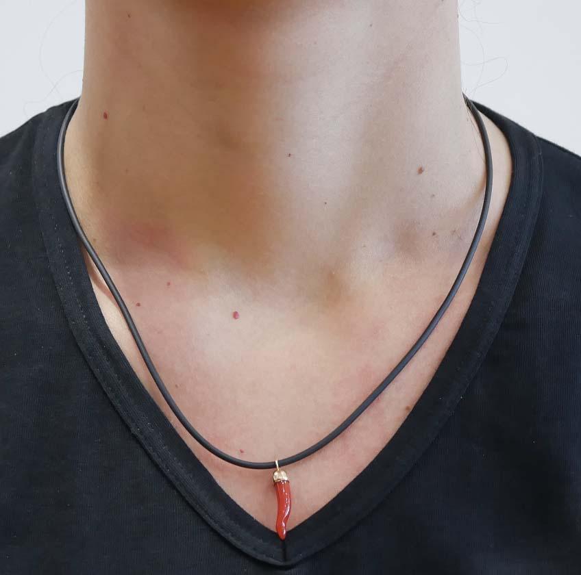 Coral, 18 Karat Yellow Gold Pendant. In Good Condition In Marcianise, Marcianise (CE)
