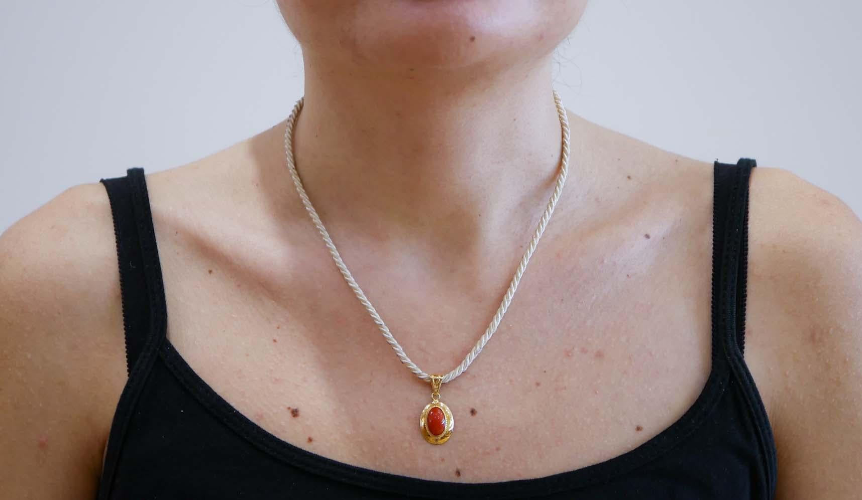 Coral, 18 Karat Yellow Gold Pendant. In Good Condition For Sale In Marcianise, Marcianise (CE)