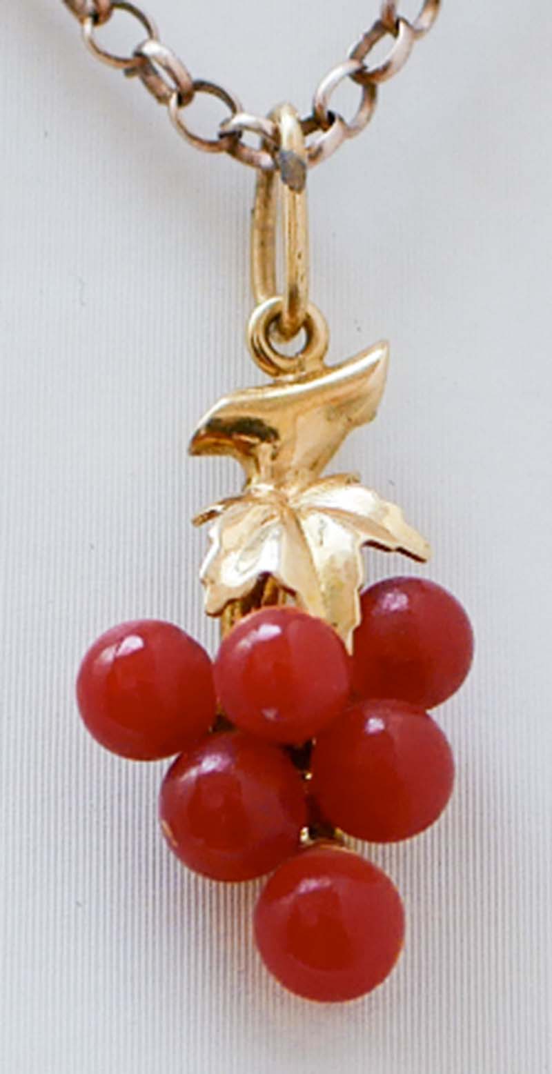 Pendentif en or jaune 18 carats et corail