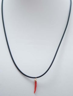 Corallo, collana con ciondolo in oro giallo 18 carati.