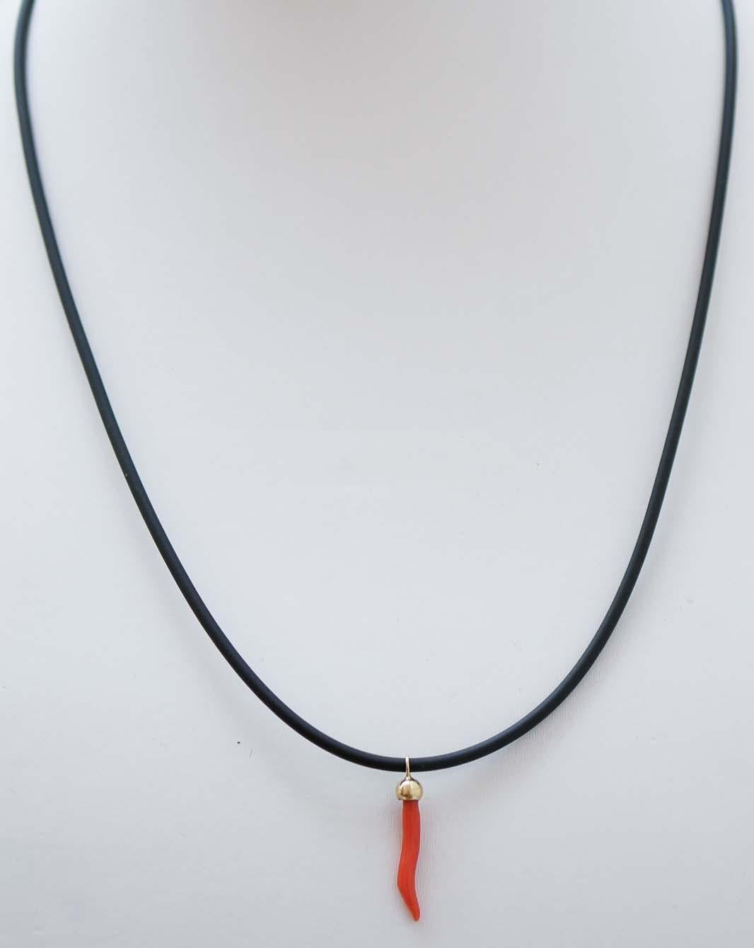 Pendentif mode en or jaune 18 carats monté avec un porte-bonheur en corne de corail. Le porte-bonheur en corne est un symbole typique de l'ancienne culture napolitaine.
La chaîne en caoutchouc avec fermeture en acier est incluse.
Ce pendentif a été