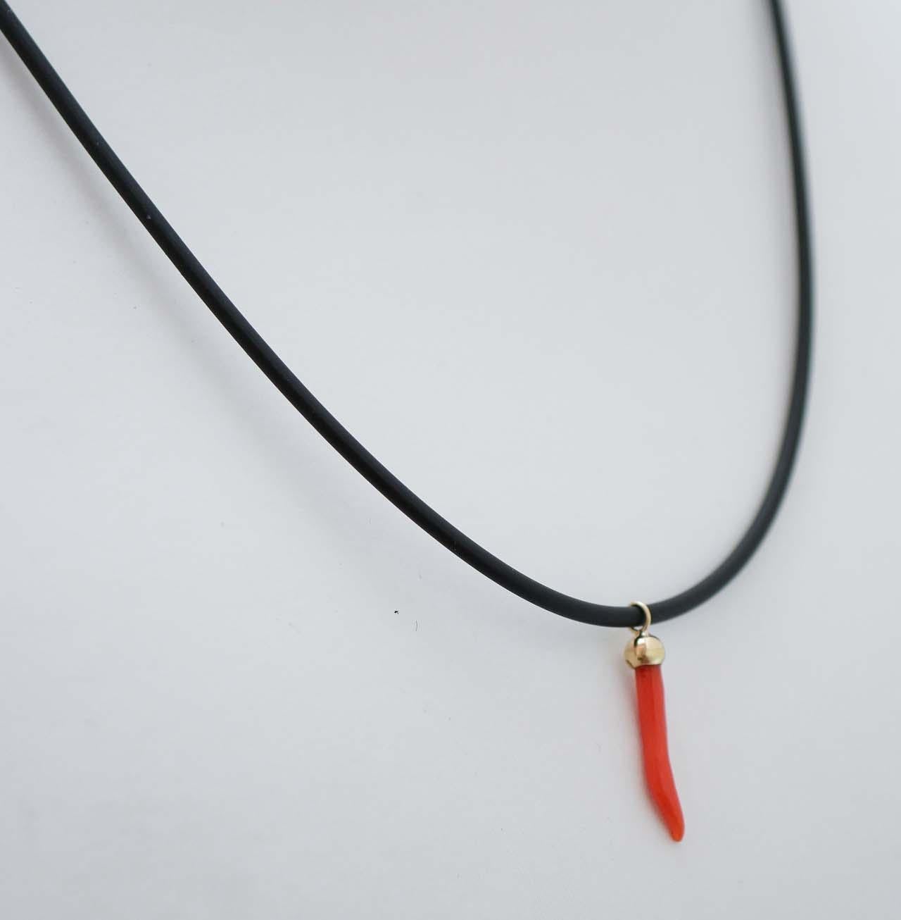 Rétro Collier à pendentifs en corail et or jaune 18 carats. en vente
