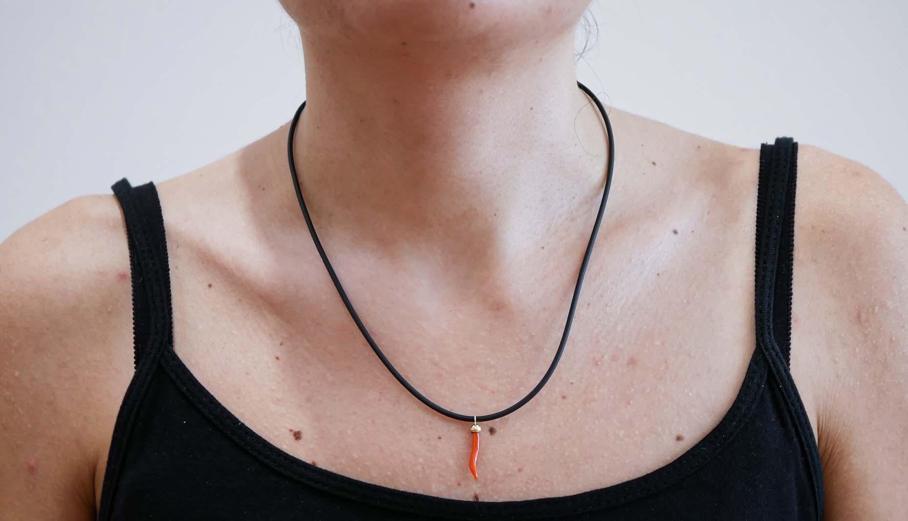 Taille mixte Collier à pendentifs en corail et or jaune 18 carats. en vente