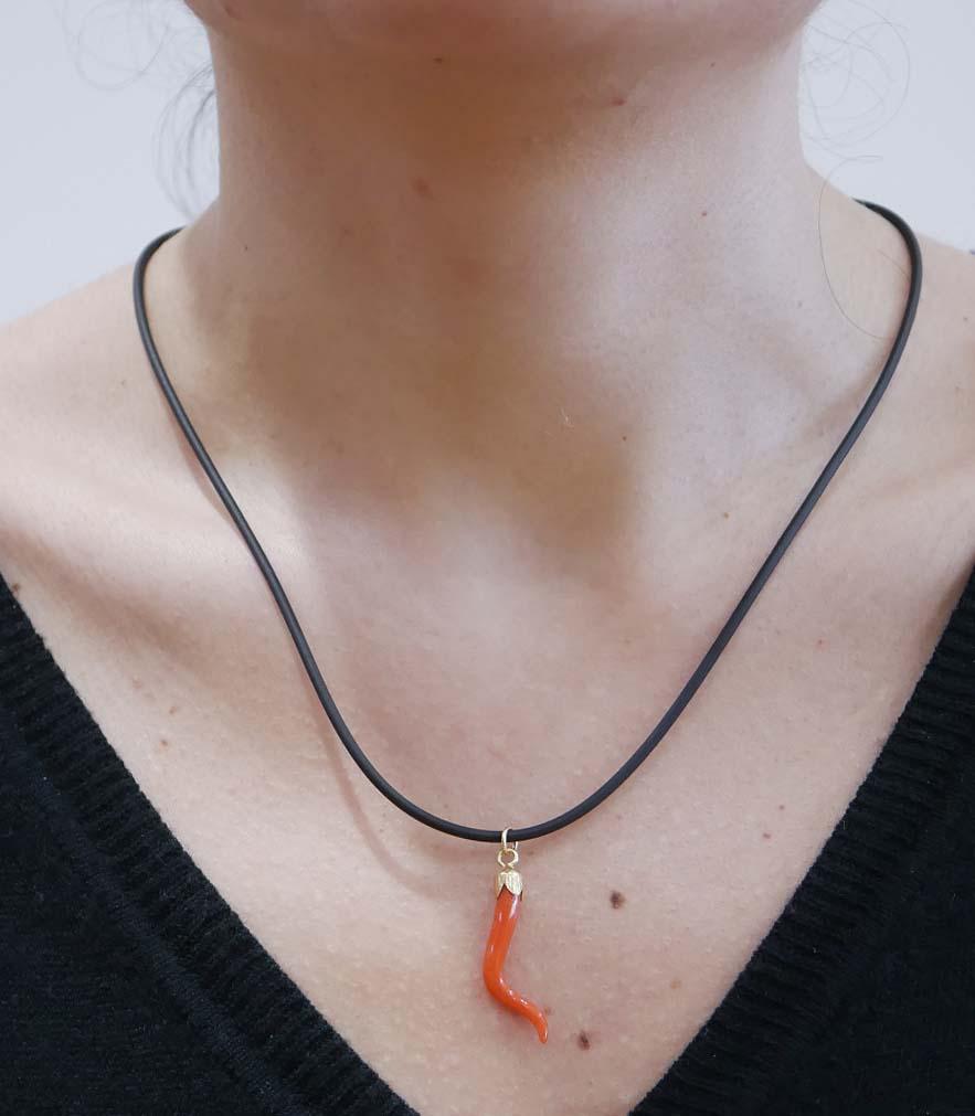 Coral, 18 Karat Yellow Gold Pendant Necklace. In Good Condition For Sale In Marcianise, Marcianise (CE)