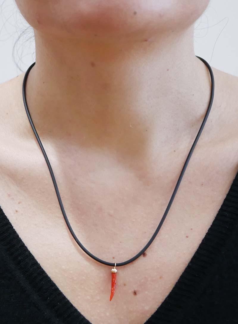 Coral, 18 Karat Yellow Gold Pendant Necklace. In Good Condition For Sale In Marcianise, Marcianise (CE)