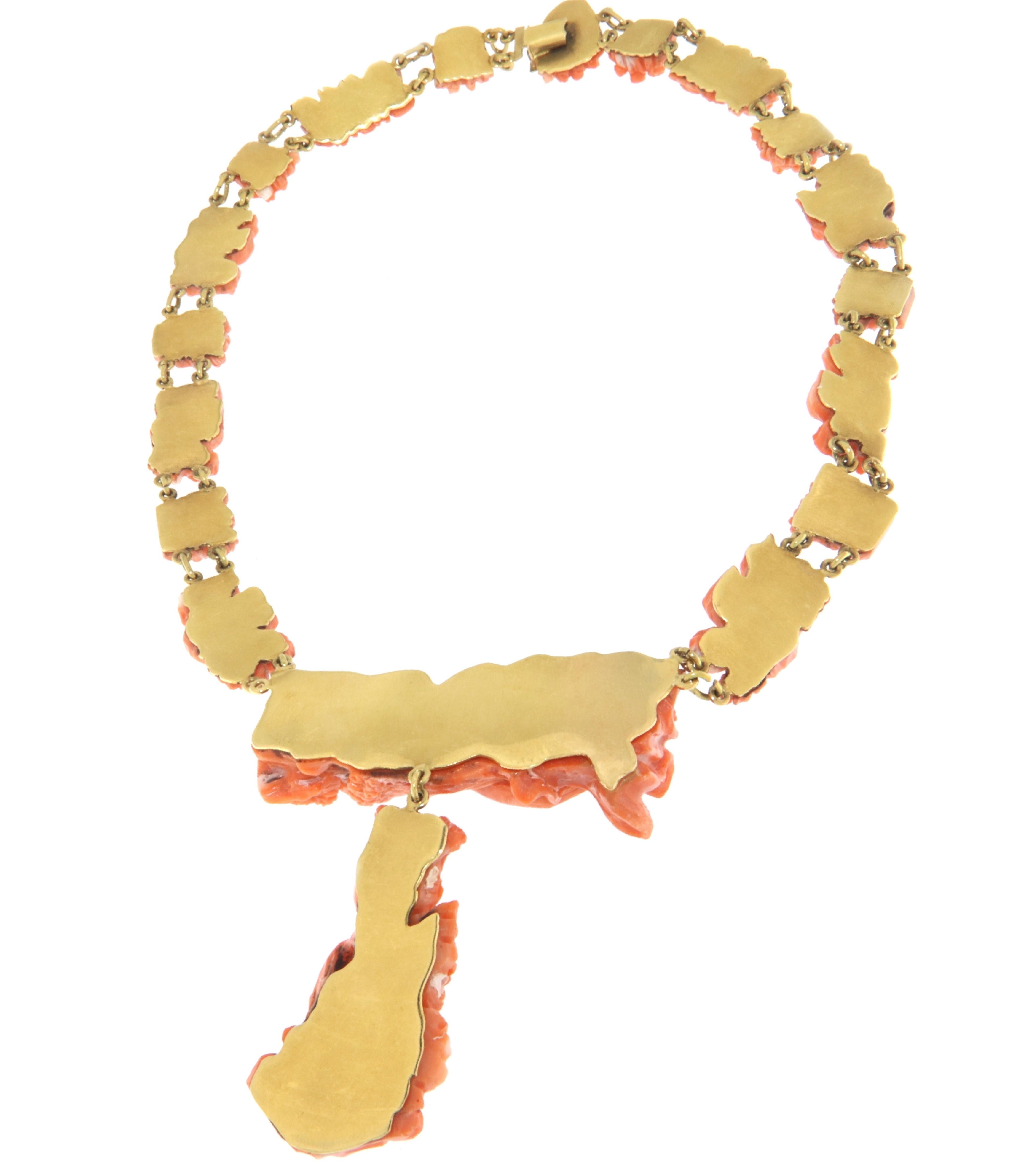 Coral 18 Karat Yellow Gold Pendant Necklace  In New Condition For Sale In Marcianise, IT