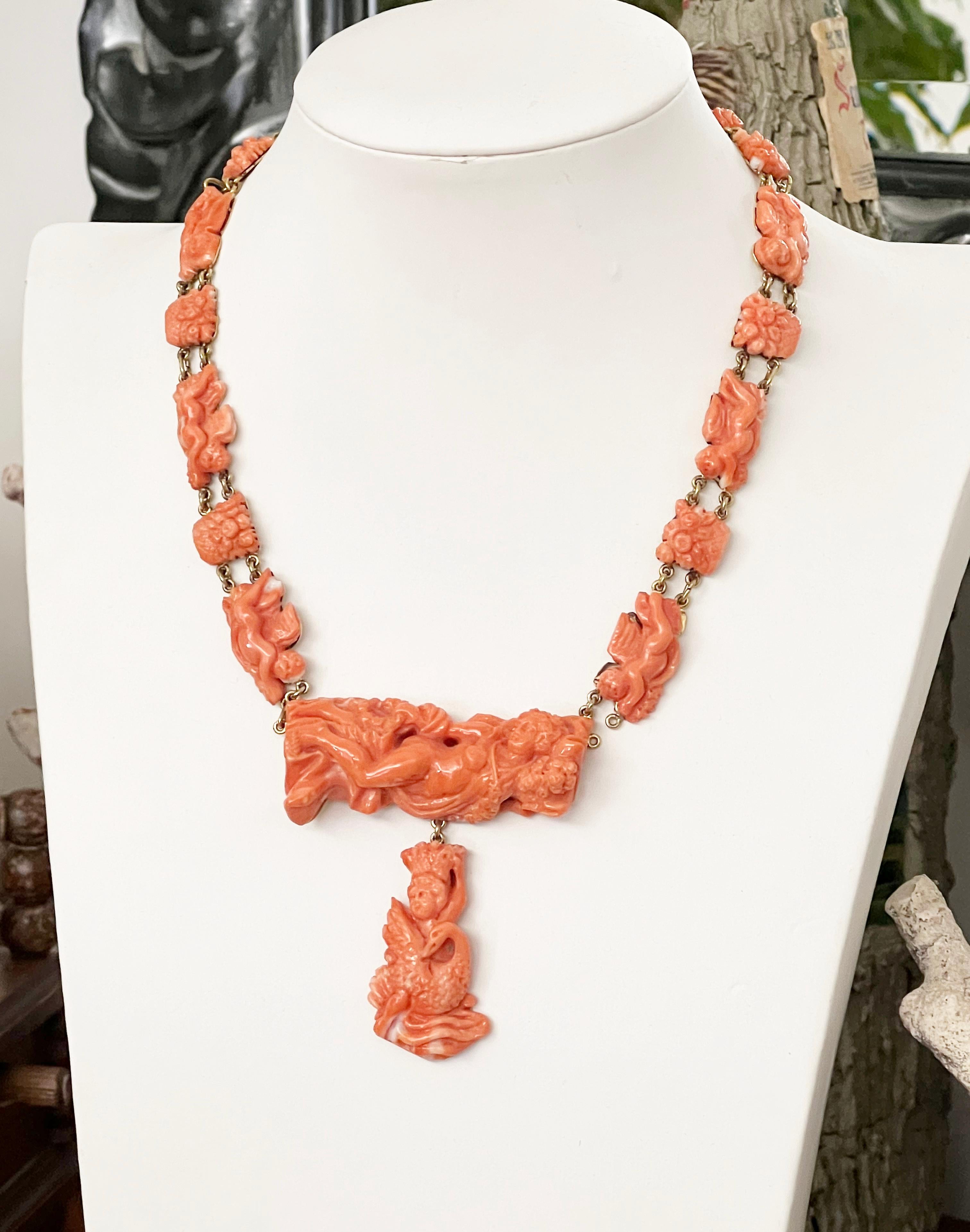 Koralle 18 Karat Gelbgold Halskette mit Anhänger  Damen im Angebot