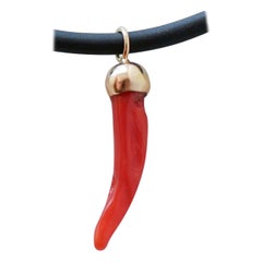 Coral, 18 Karat Yellow Gold Pendant Necklace.